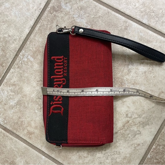 ❤️DISNEYLAND RESORT MICKEY MOUSE WRISTLET WALLET❤️ - Picture 9 of 9